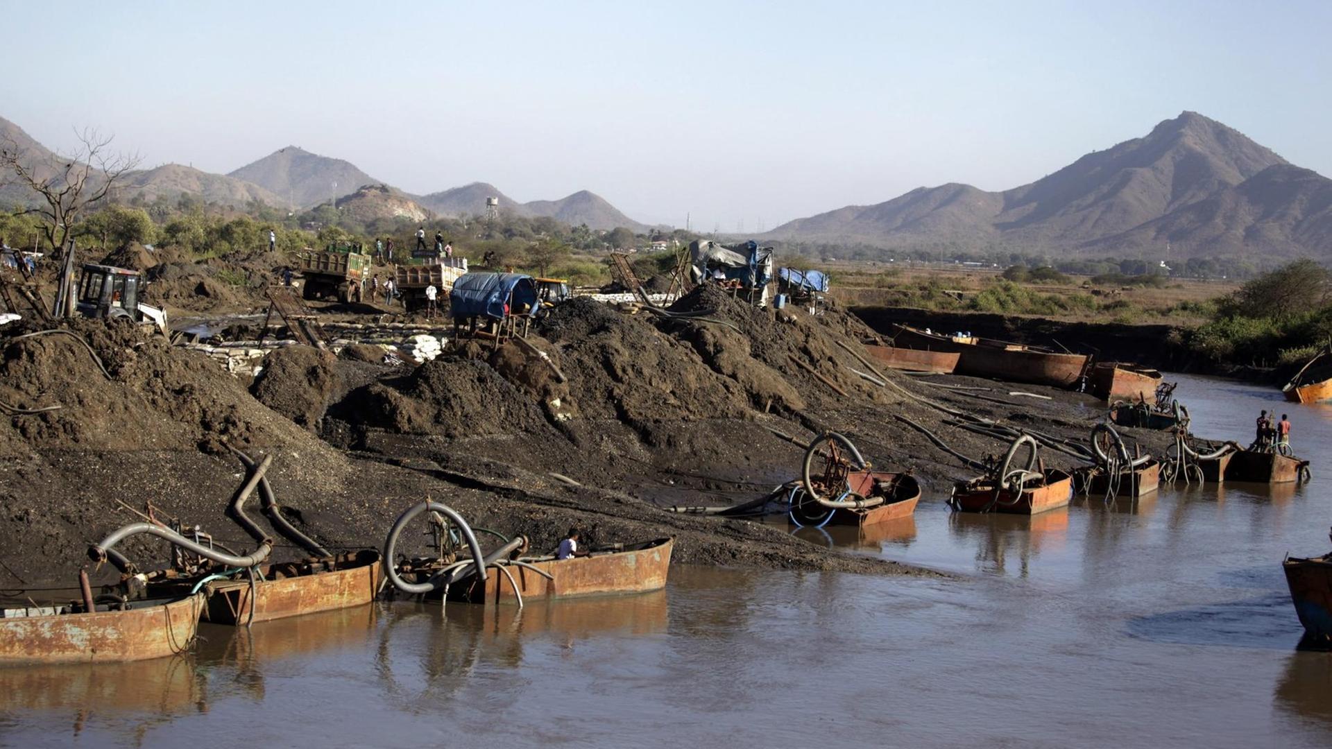 Illegaler Sandabbau 140 Kilometer nördlich von Mumbai. Mithilfe von Pumpen wird Sand vom Grund gewonnen. Illegaler Sandabbau 140 Kilometer nördlich von Mumbai. Mithilfe von Pumpen wird Sand vom Grund gewonnen.