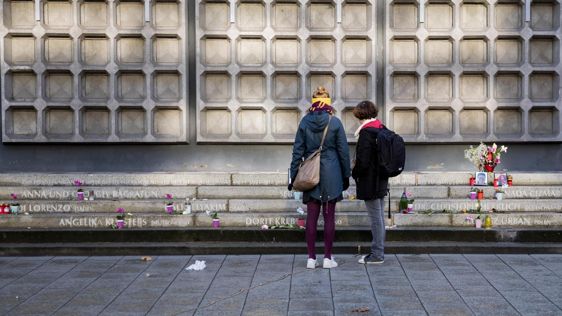 Zwei Passantinnen schauen sich am Breitscheidplatz das Mahnmal für die Opfer des Attentats vom 19. Dezember 2016 an.
