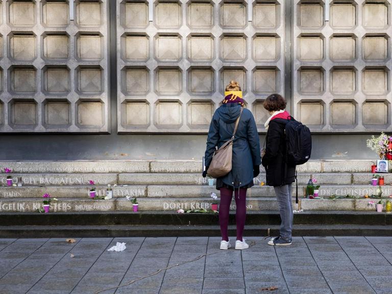 Zwei Passantinnen schauen sich am Breitscheidplatz das Mahnmal für die Opfer des Attentats vom 19. Dezember 2016 an.