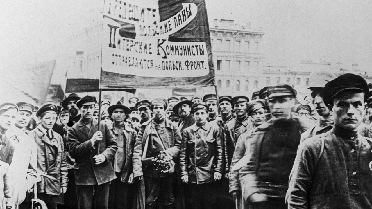 Ein Lauf zur Unterstützung der Roten Armee während des sowjetisch-polnischen Krieges von 1919-1921, ein bewaffneter Konflikt zwischen Polen und der Sowjetunion auf den Gebieten der Länder, die früher das russische Reich konstituierten - Russland, Weißrussland, Lettland, Litauen, Polen und Ukraine. Danzig, 1920. Ein Lauf zur Unterstützung der Roten Armee während des sowjetisch-polnischen Krieges von 1919-1921, ein bewaffneter Konflikt zwischen Polen und der Sowjetunion auf den Gebieten der Länder, die früher das russische Reich konstituierten - Russland, Weißrussland, Lettland, Litauen, Polen und Ukraine. Danzig, 1920.