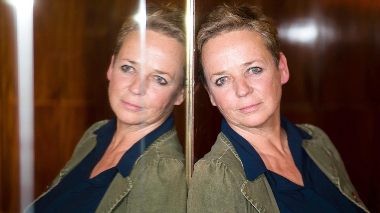 Regisseurin Annekatrin Hendel steht am 27.04.2015 bei der Premiere des Films "Fassbinder" - eine Dokumentation über das Leben von Kultregisseur Rainer Werner Fassbinder - in der Berliner Volksbühne. Regisseurin Annekatrin Hendel steht am 27.04.2015 bei der Premiere des Films "Fassbinder" - eine Dokumentation über das Leben von Kultregisseur Rainer Werner Fassbinder - in der Berliner Volksbühne.