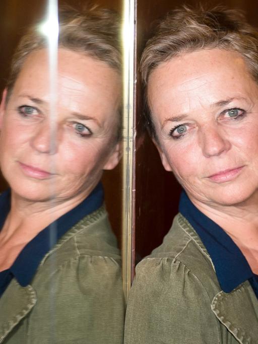 Regisseurin Annekatrin Hendel steht am 27.04.2015 bei der Premiere des Films "Fassbinder" - eine Dokumentation über das Leben von Kultregisseur Rainer Werner Fassbinder - in der Berliner Volksbühne.
