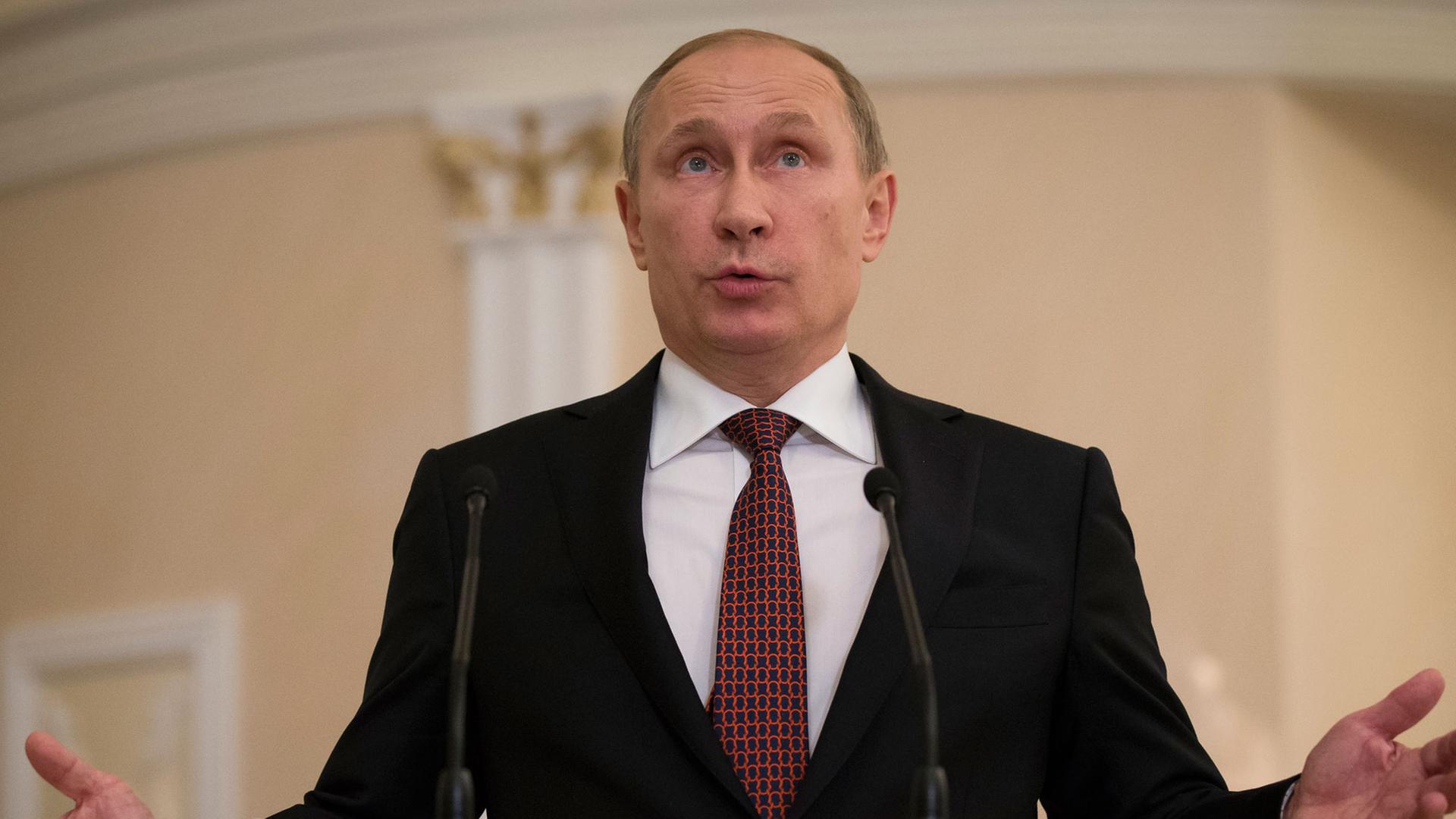 Russlands Präsident Wladimir Putin erklärt die Ergebnisse des Ukraine-Krisengipfels in Minsk. Russlands Präsident Wladimir Putin erklärt die Ergebnisse des Ukraine-Krisengipfels in Minsk.
