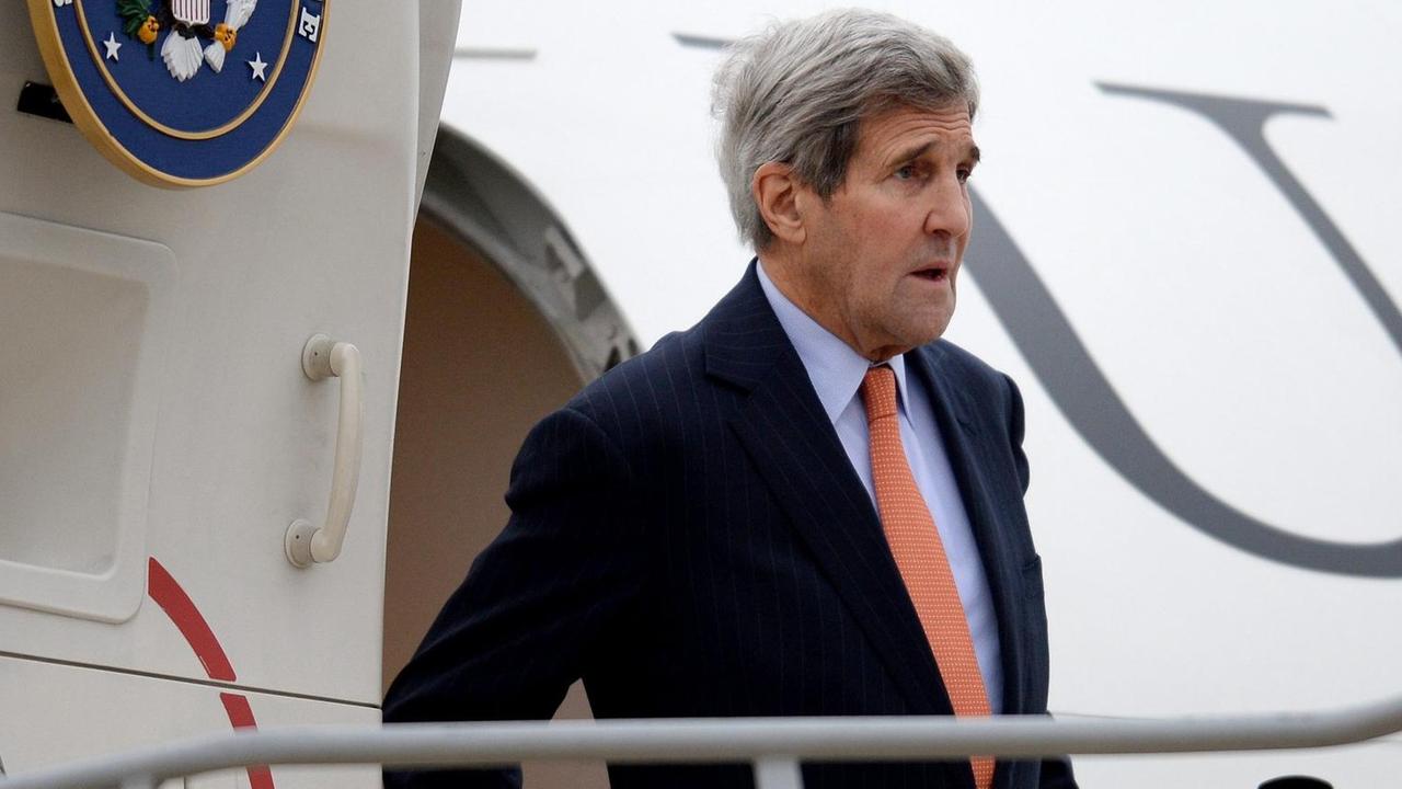 US-Außenminister John Kerry bei seiner Ankunft am Flughafen Wien/Österreich vor dem Beginn der internationalen Gespräche zum Syrien-Konflikt. Delegationen der USA, Russlands und der Türkei treffen auf Repräsentanten Saudi-Arabiens, angeführt von dessen Außenminister Adel Al-Jubeir. US-Außenminister John Kerry bei seiner Ankunft am Flughafen Wien/Österreich vor dem Beginn der internationalen Gespräche zum Syrien-Konflikt. Delegationen der USA, Russlands und der Türkei treffen auf Repräsentanten Saudi-Arabiens, angeführt von dessen Außenminister Adel Al-Jubeir.