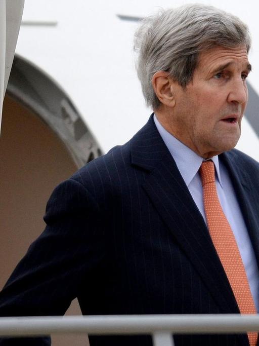 US-Außenminister John Kerry bei seiner Ankunft am Flughafen Wien/Österreich vor dem Beginn der internationalen Gespräche zum Syrien-Konflikt. Delegationen der USA, Russlands und der Türkei treffen auf Repräsentanten Saudi-Arabiens, angeführt von dessen Außenminister Adel Al-Jubeir.