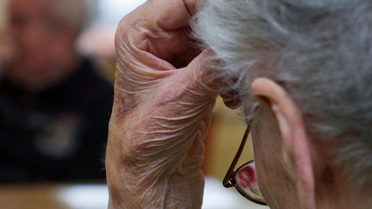 Eine alte und demenzkranke Frau in einem Pflegeheim in Brandenburg. Eine alte und demenzkranke Frau in einem Pflegeheim in Brandenburg.