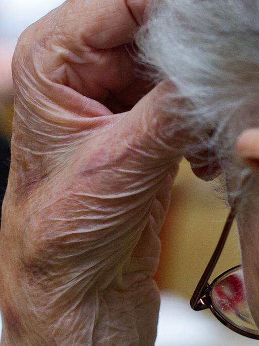 Eine alte und demenzkranke Frau in einem Pflegeheim in Brandenburg.