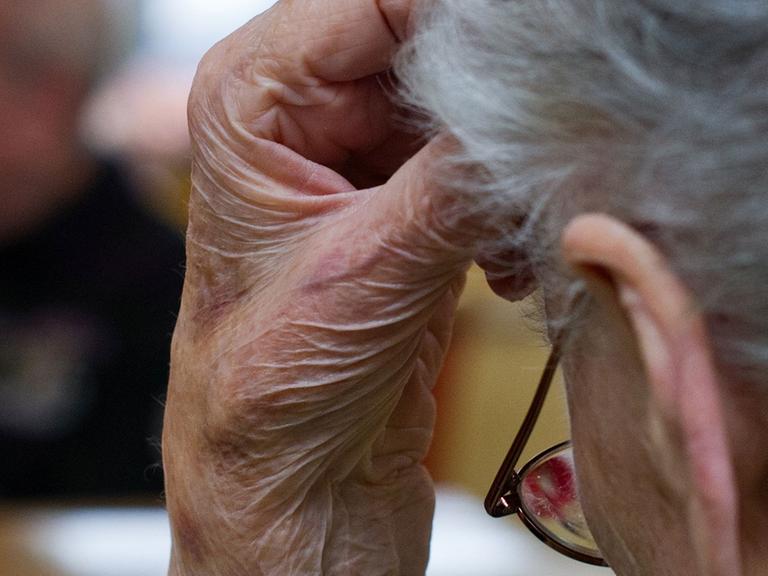 Eine Seniorin in einem Pflegeheim in Frankfurt an der Oder