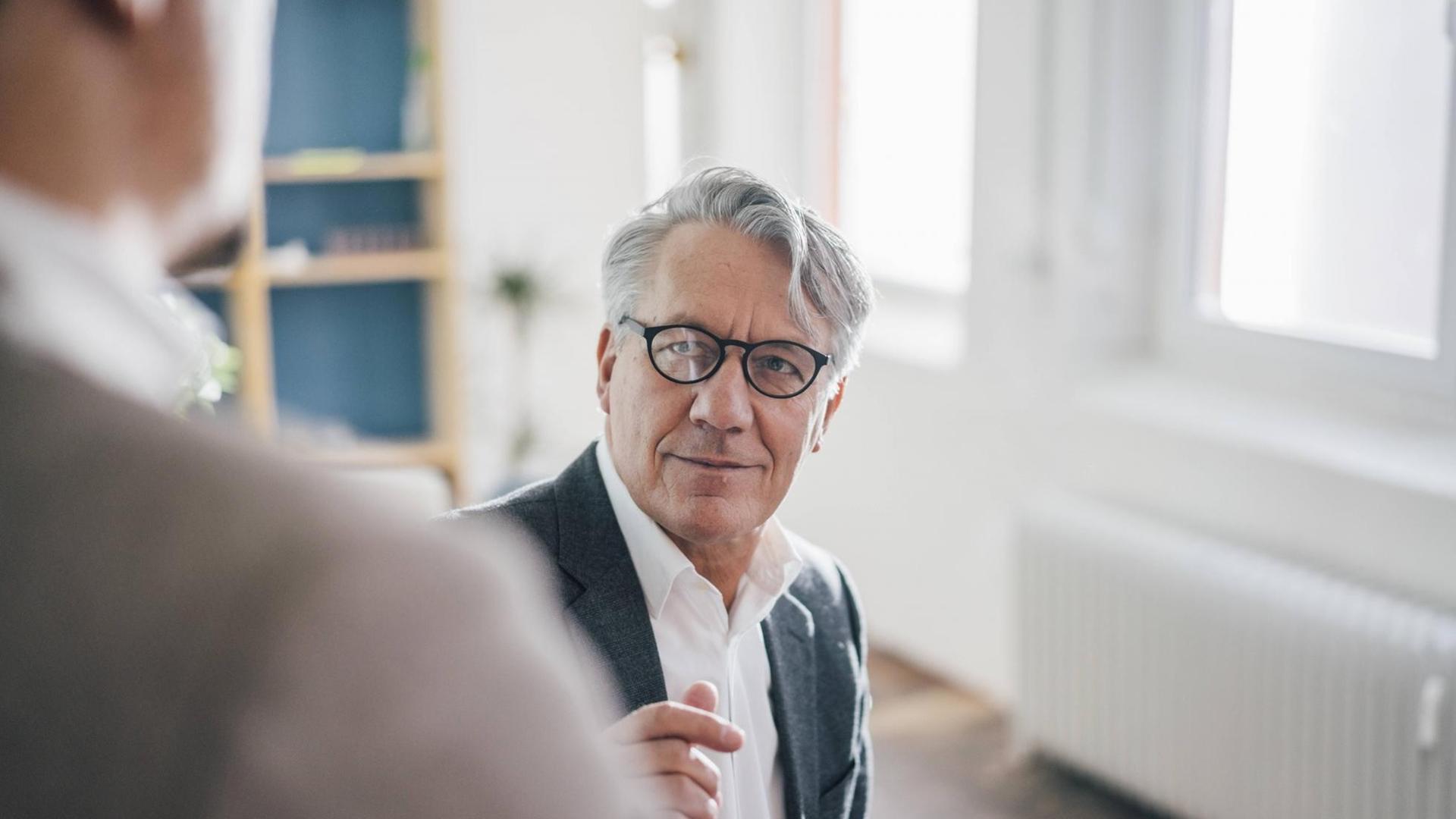 Mitarbeitergespräche Lästige Pflichtübung oder zielführendes Feedback? deutschlandfunk.de