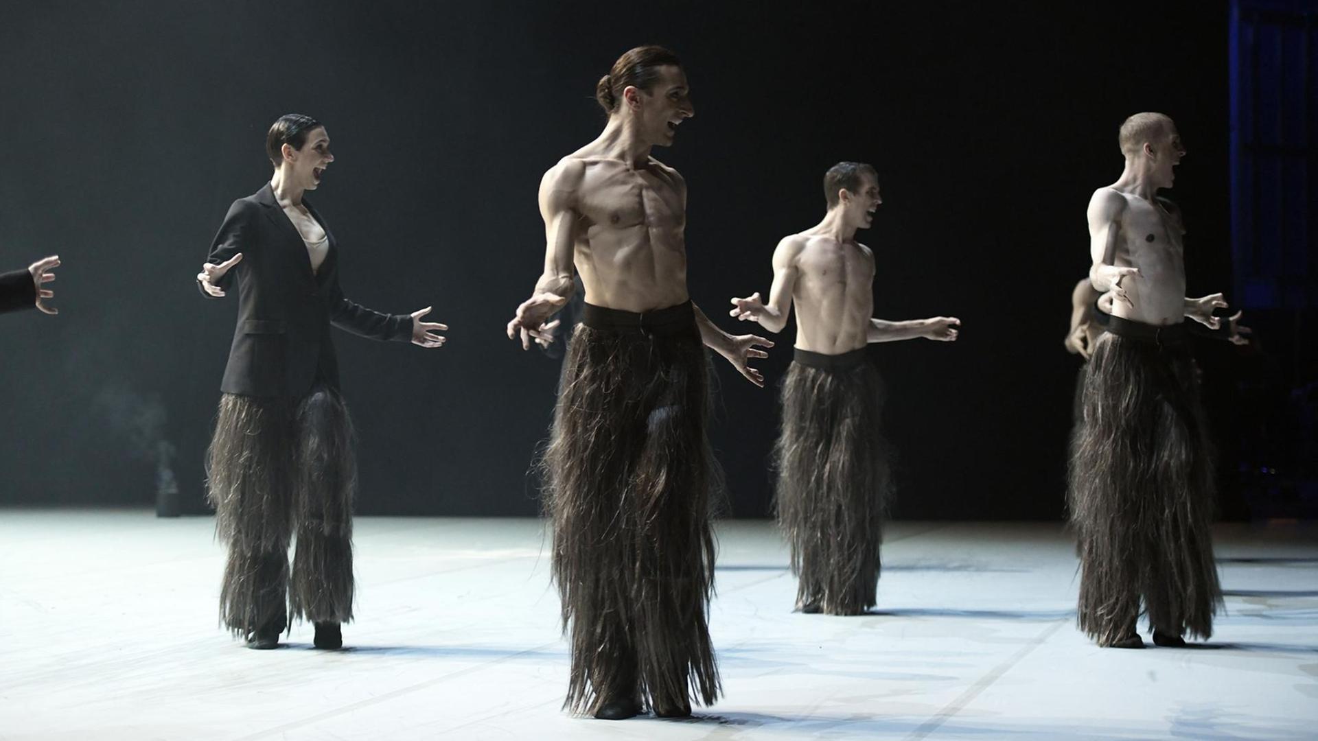 Marco Goecke zeigt in der Staatsoper Hannover sein neues Ballett "Kiss the Crow". Marco Goecke zeigt in der Staatsoper Hannover sein neues Ballett "Kiss the Crow".