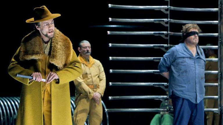 Szenenbild aus "Tristan und Isolde" unter der Regie von Katharina Wagner bei den Bayreuther Festspielen 2016, 2. Aufzug: Georg Zeppenfeld (König Marke), Stephen Gould (Tristan), Statist.