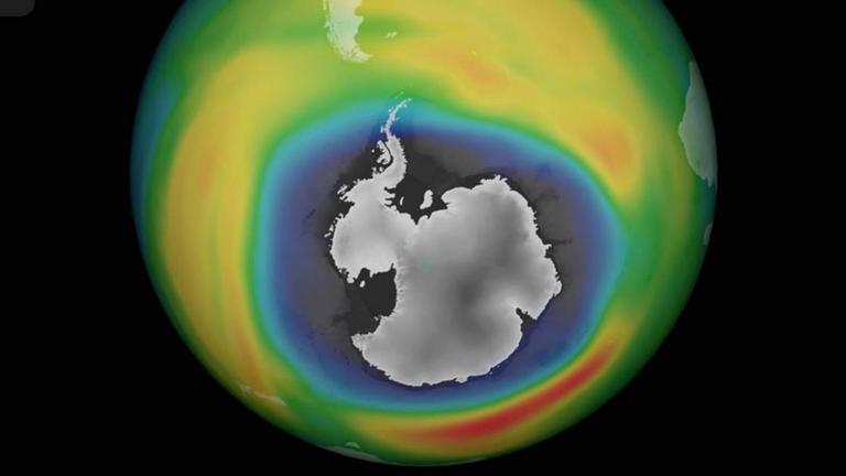 Ein Globus im schwarzen All, der an unterschiedlich bunt eingefärbt ist und in der Mitte eine graue Fläche zeigt: das Ozonloch über der Antarktis. Ein Globus im schwarzen All, der an unterschiedlich bunt eingefärbt ist und in der Mitte eine graue Fläche zeigt: das Ozonloch über der Antarktis.