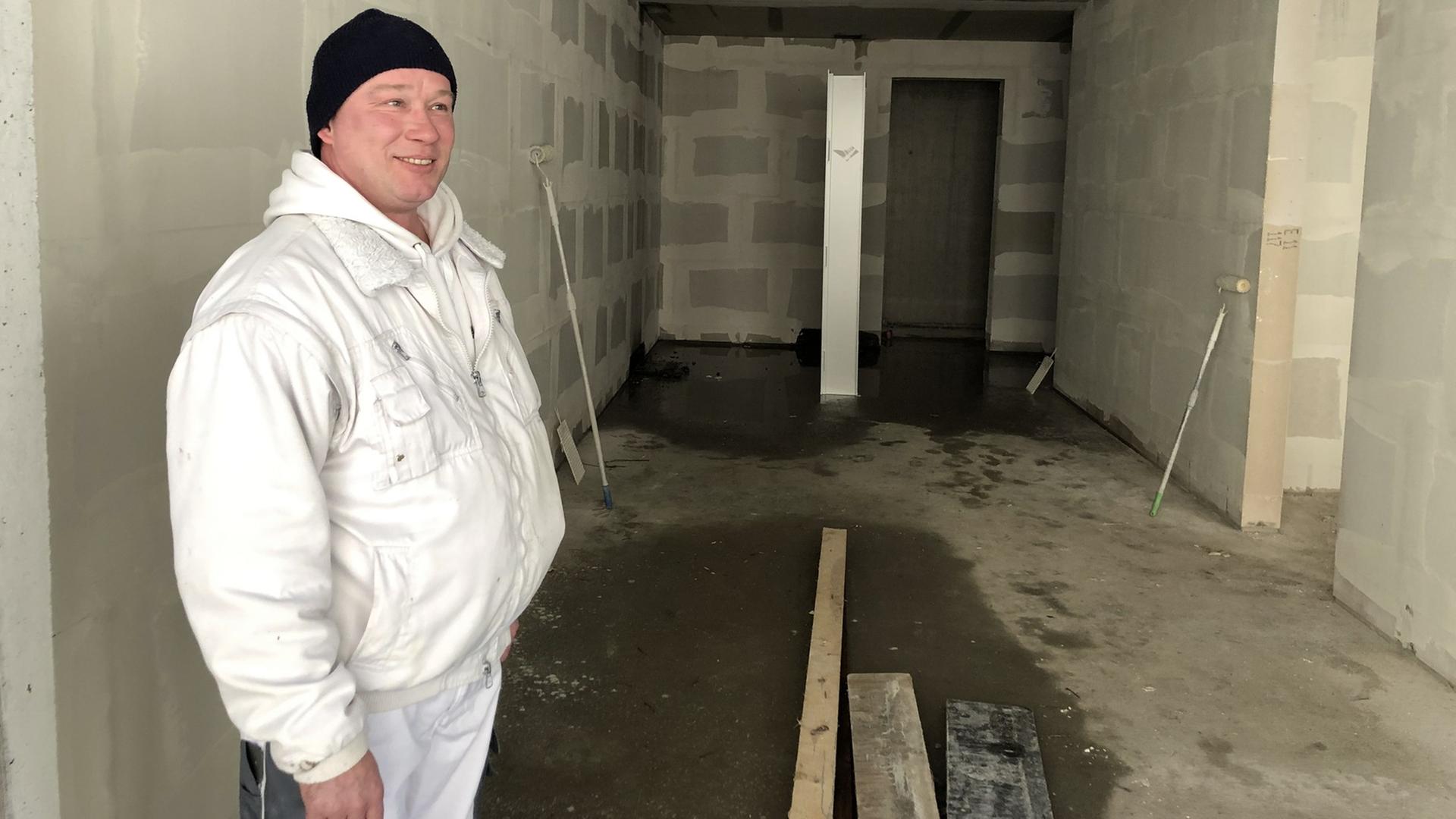 Martin Berg posiert auf der Baustelle für ein Foto. Martin Berg posiert auf der Baustelle für ein Foto.