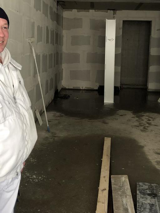 Martin Berg posiert auf der Baustelle für ein Foto.