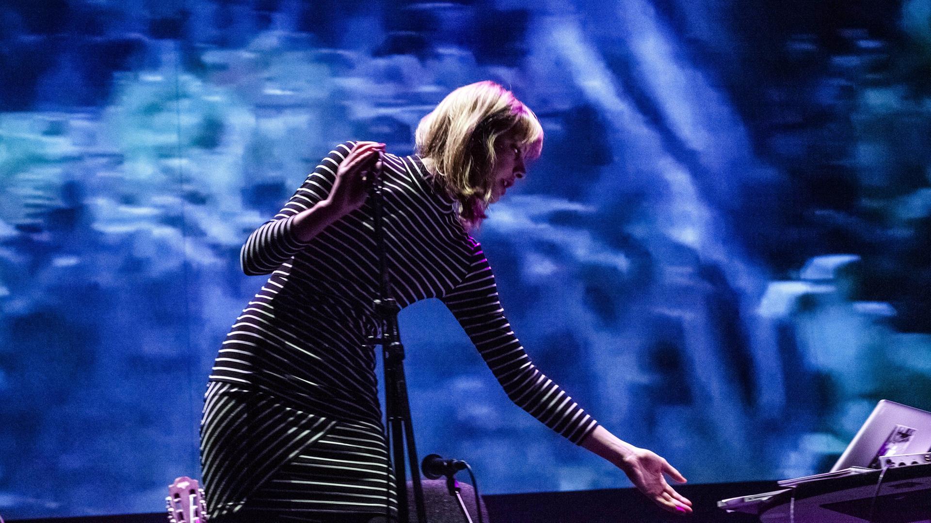 Die Musikerin Anika Henderson auf dem 16. Poesiefestival Berlin 2015 Die Musikerin Anika Henderson auf dem 16. Poesiefestival Berlin 2015