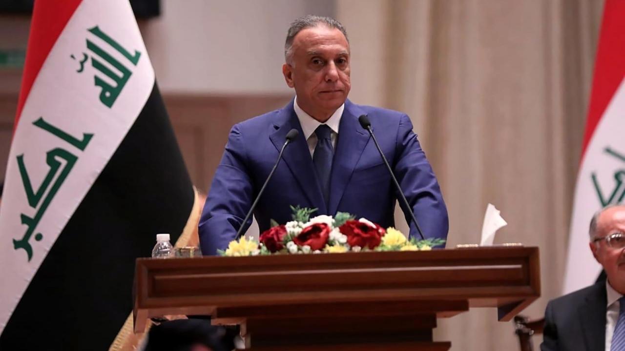 Mustafa al-Kadhimi, Ex-Geheimdienstchef und neuer Ministerpräsident des Irak, an einem Rednerpult im Parlament Mustafa al-Kadhimi, Ex-Geheimdienstchef und neuer Ministerpräsident des Irak, an einem Rednerpult im Parlament