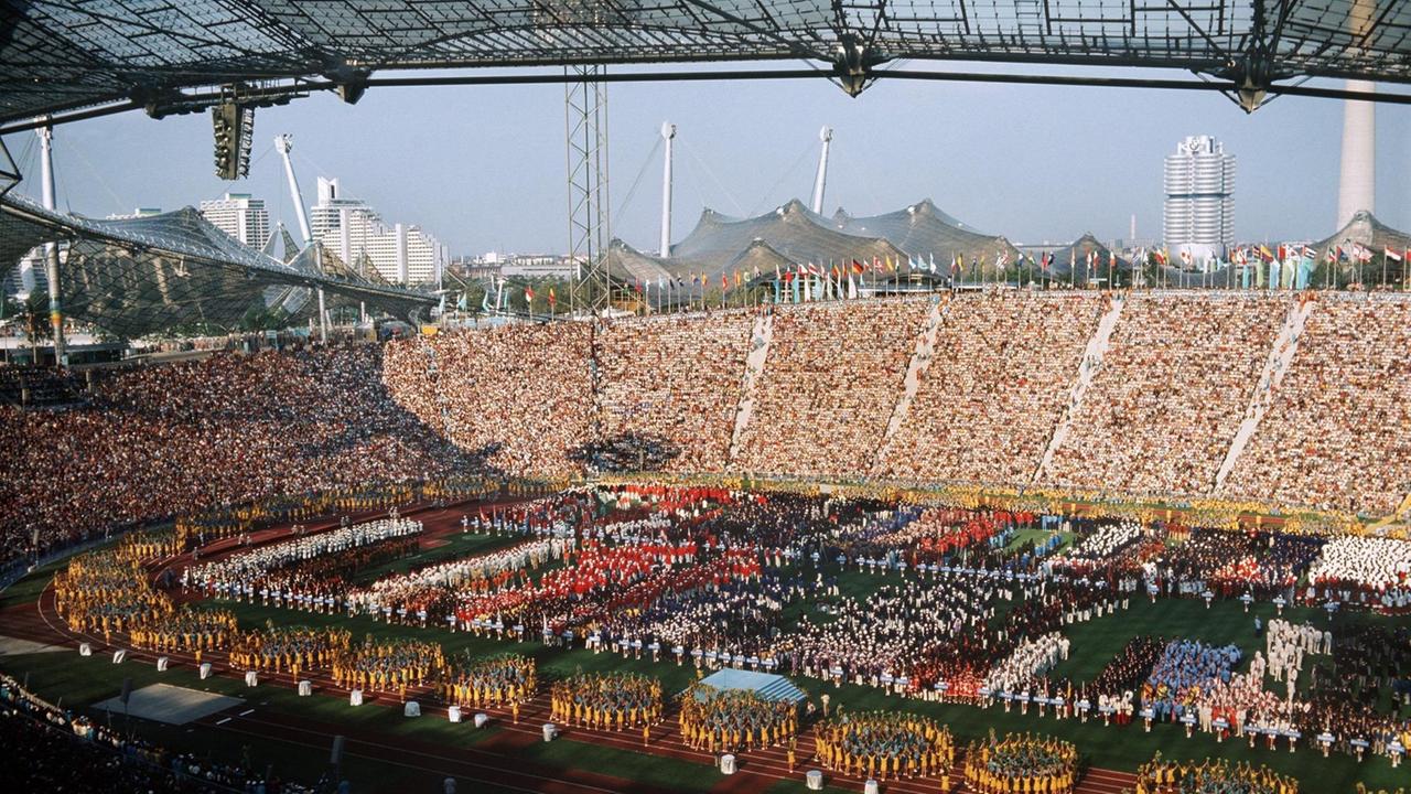 Folklore-Darbietung der Münchner Jugend: Blick über das Münchener Olympiastadion während der Eröffnungsfeier der Olympischen Sommerspiele 1972.