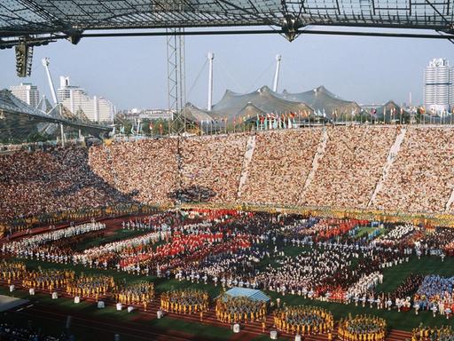 Folklore-Darbietung der Münchner Jugend: Blick über das Münchener Olympiastadion während der Eröffnungsfeier der Olympischen Sommerspiele.