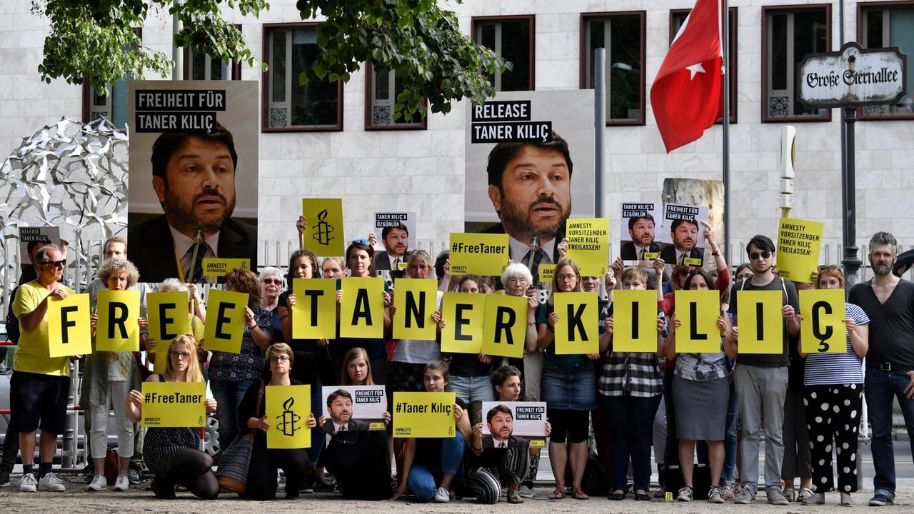 Mitglieder von Amnesty International fordern auf Transparenten die sofortige Freilassung von Taner Kilic, dem Vorsitzenden von Amnesty in der Türkei Mitglieder von Amnesty International fordern auf Transparenten die sofortige Freilassung von Taner Kilic, dem Vorsitzenden von Amnesty in der Türkei