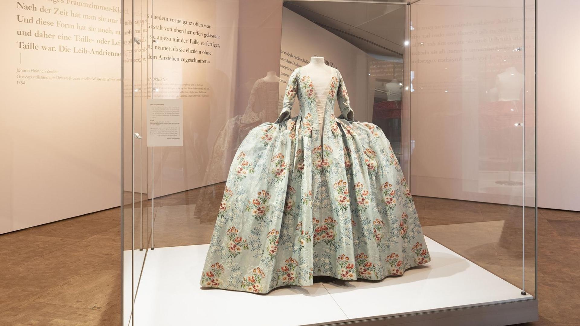 Seidenkleid, um 1760, im Schnitt einer Taille-Andrienne, einer hochmodischen Sonderform der "Robe à la française", 136 cm hoch, ca. 62 cm Taillenumfang, Germanisches Nationalmuseum, Nürnberg Seidenkleid, um 1760, im Schnitt einer Taille-Andrienne, einer hochmodischen Sonderform der "Robe à la française", 136 cm hoch, ca. 62 cm Taillenumfang, Germanisches Nationalmuseum, Nürnberg
