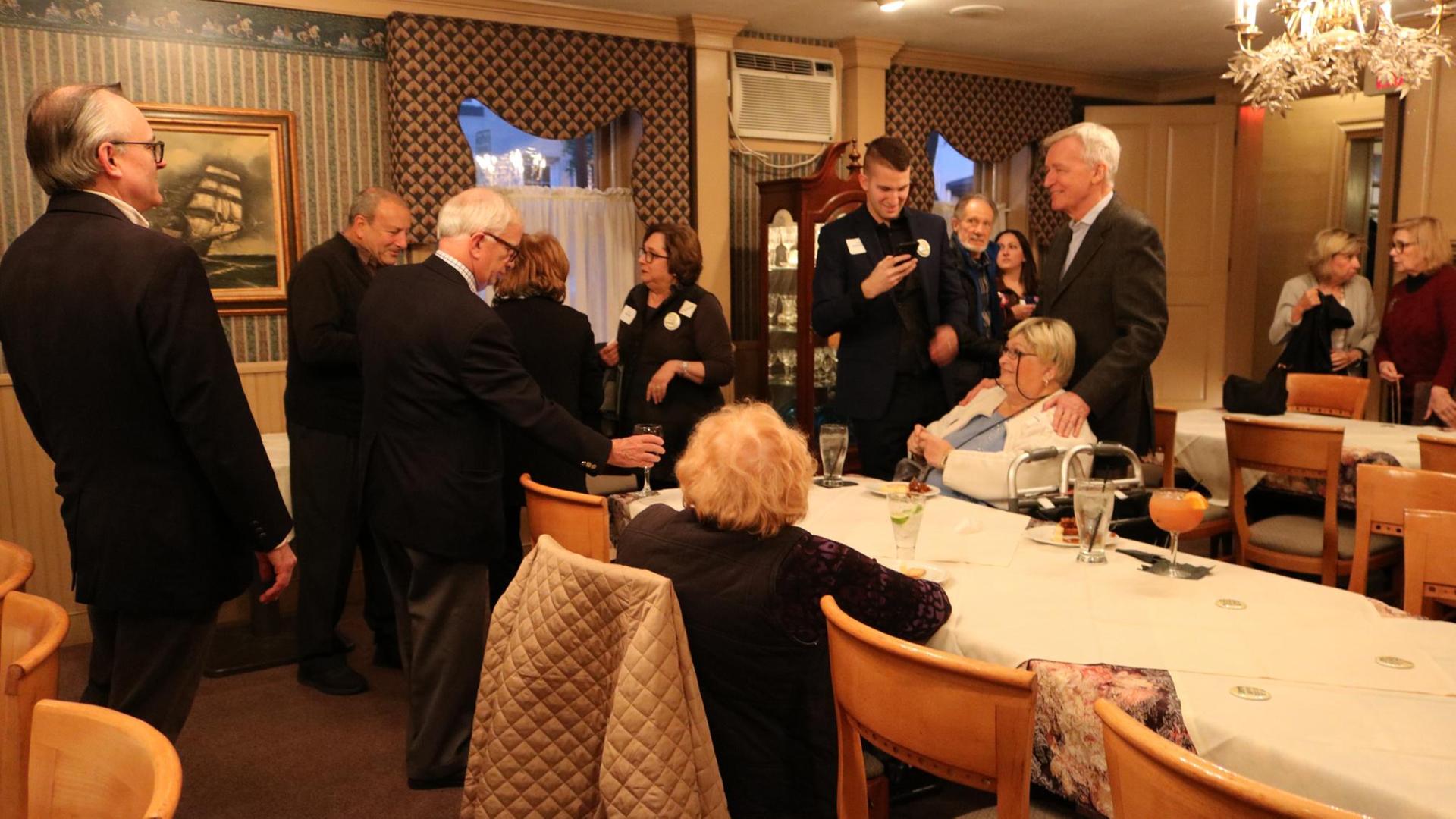 Der demokratische Kandidat für die Kongresswahlen, Scott Wallace, trifft Anhänger in Bristol, Pennsylvania Der demokratische Kandidat für die Kongresswahlen, Scott Wallace, trifft Anhänger in Bristol, Pennsylvania