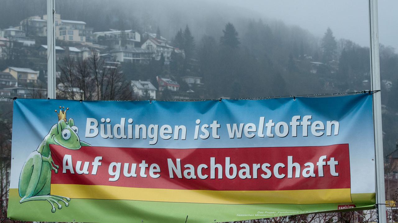 "Büdingen ist weltoffen - Auf gute Nachbarschaft" steht am 07.03.2016 in Büdingen in der Wetterau (Hessen) auf einem Transparent vor dem Rathaus. "Büdingen ist weltoffen - Auf gute Nachbarschaft" steht am 07.03.2016 in Büdingen in der Wetterau (Hessen) auf einem Transparent vor dem Rathaus.