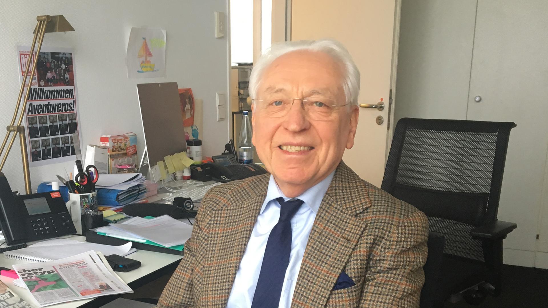 Ernst Elitz in seinem Büro auf einem Bürostuhl sitzend Ernst Elitz in seinem Büro auf einem Bürostuhl sitzend
