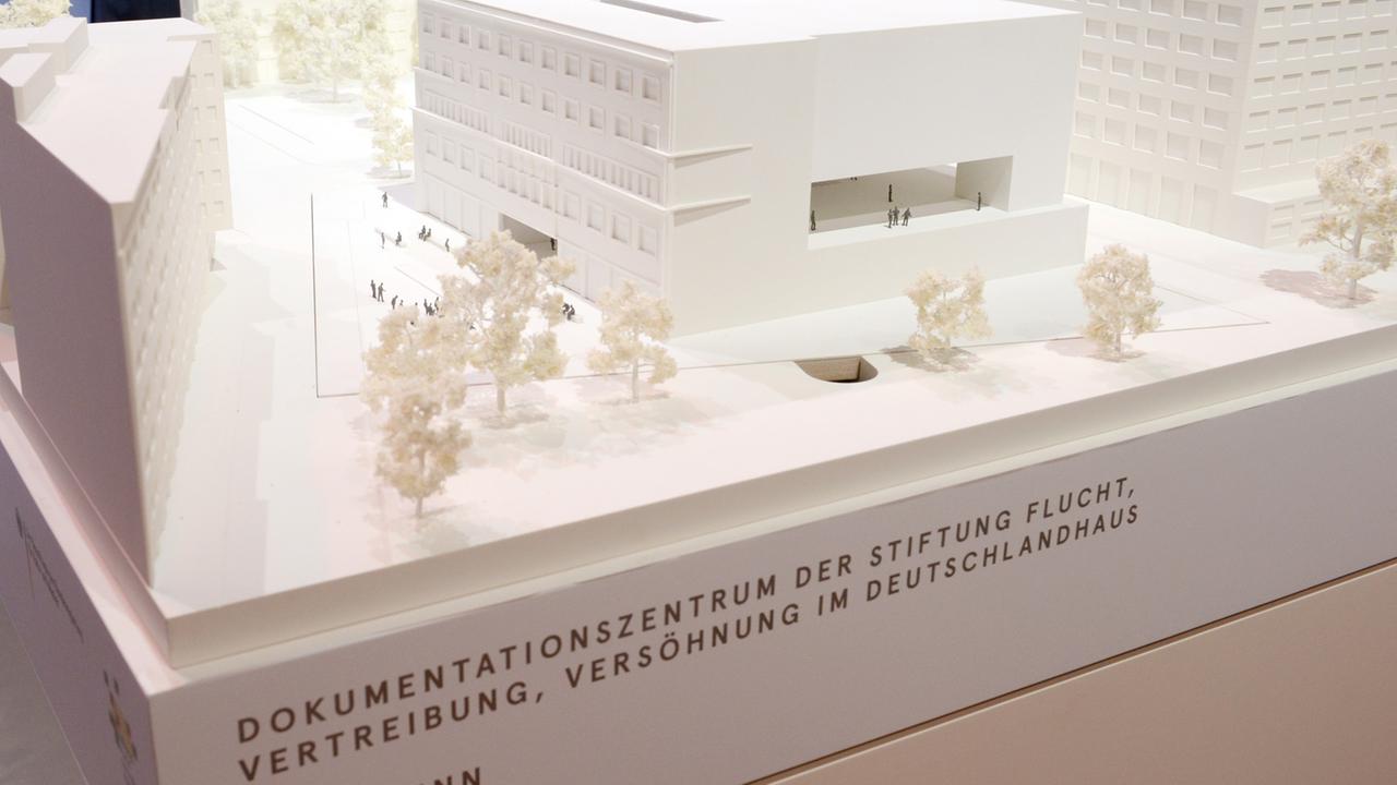 Modell des geplanten Dokumentationszentrums der Stiftung Flucht, Vertreibung, Versöhnung in Berlin Modell des geplanten Dokumentationszentrums der Stiftung Flucht, Vertreibung, Versöhnung in Berlin