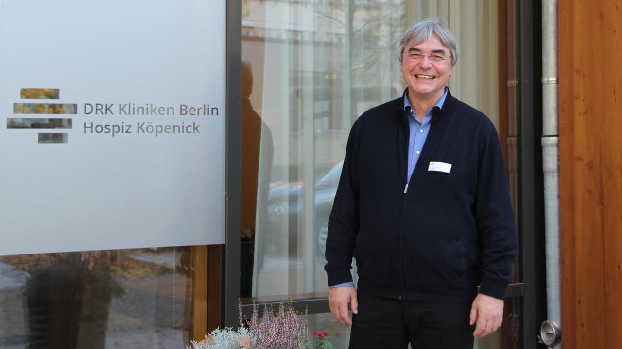 Porträt von Carsten Unbehaun vor dem Hospiz in Berlin-Köpenick. Porträt von Carsten Unbehaun vor dem Hospiz in Berlin-Köpenick.