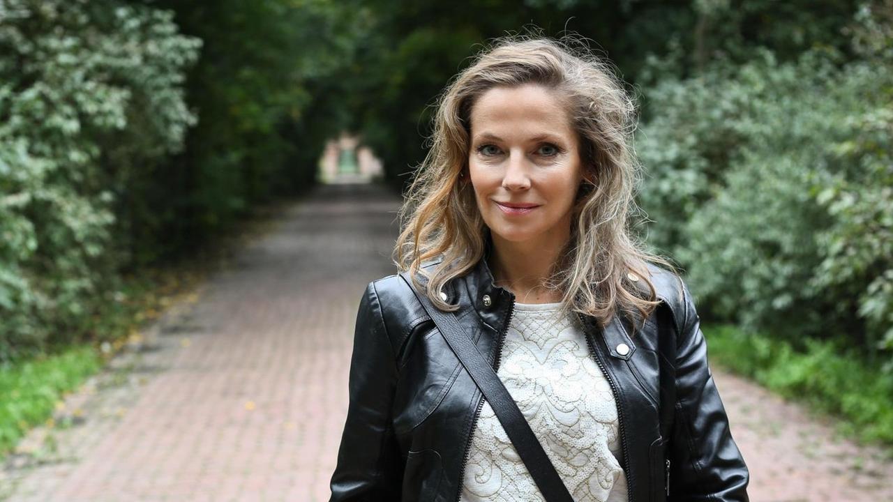 Joanna Bator steht in einem Park in Warschau. Joanna Bator steht in einem Park in Warschau.