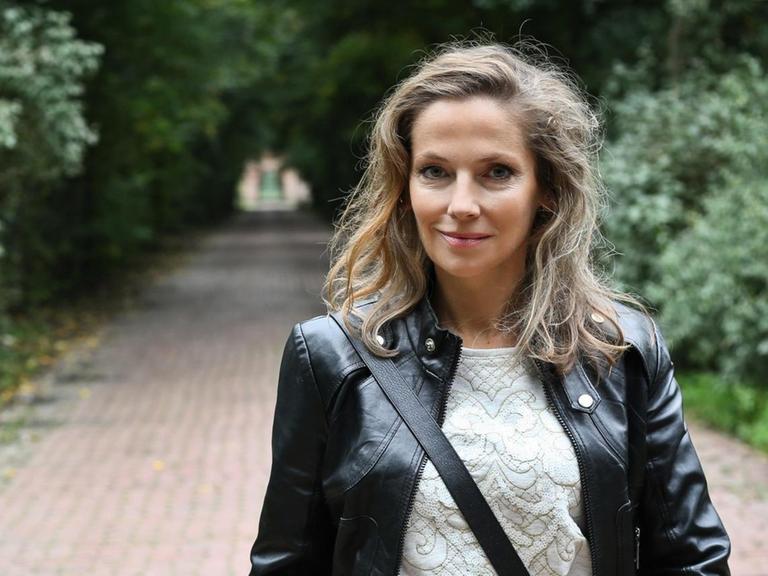 Joanna Bator steht in einem Park in Warschau.