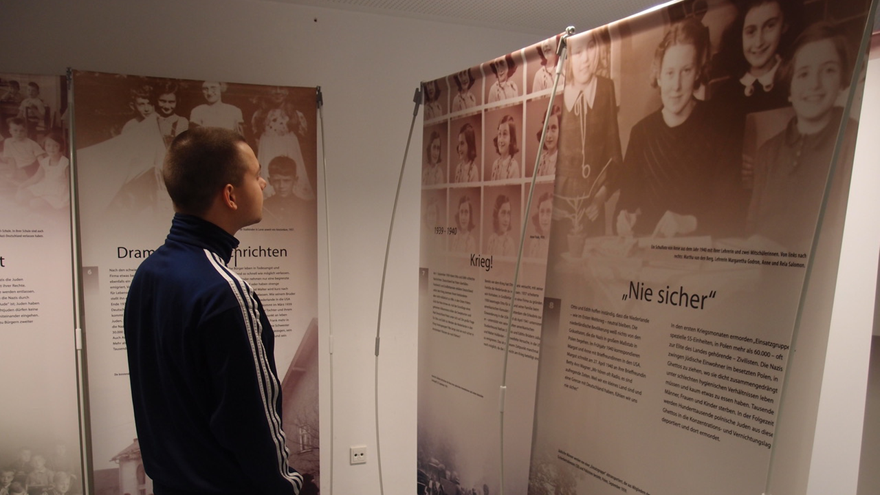 Ein Jugendlicher bei der Eröffnung der Ausstellung in der JVA Hameln.