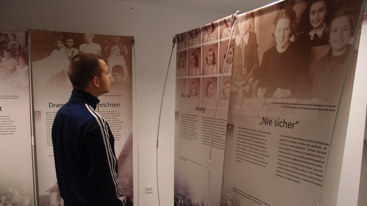 Ein Jugendlicher bei der Eröffnung der Ausstellung in der JVA Hameln. Ein Jugendlicher bei der Eröffnung der Ausstellung in der JVA Hameln.