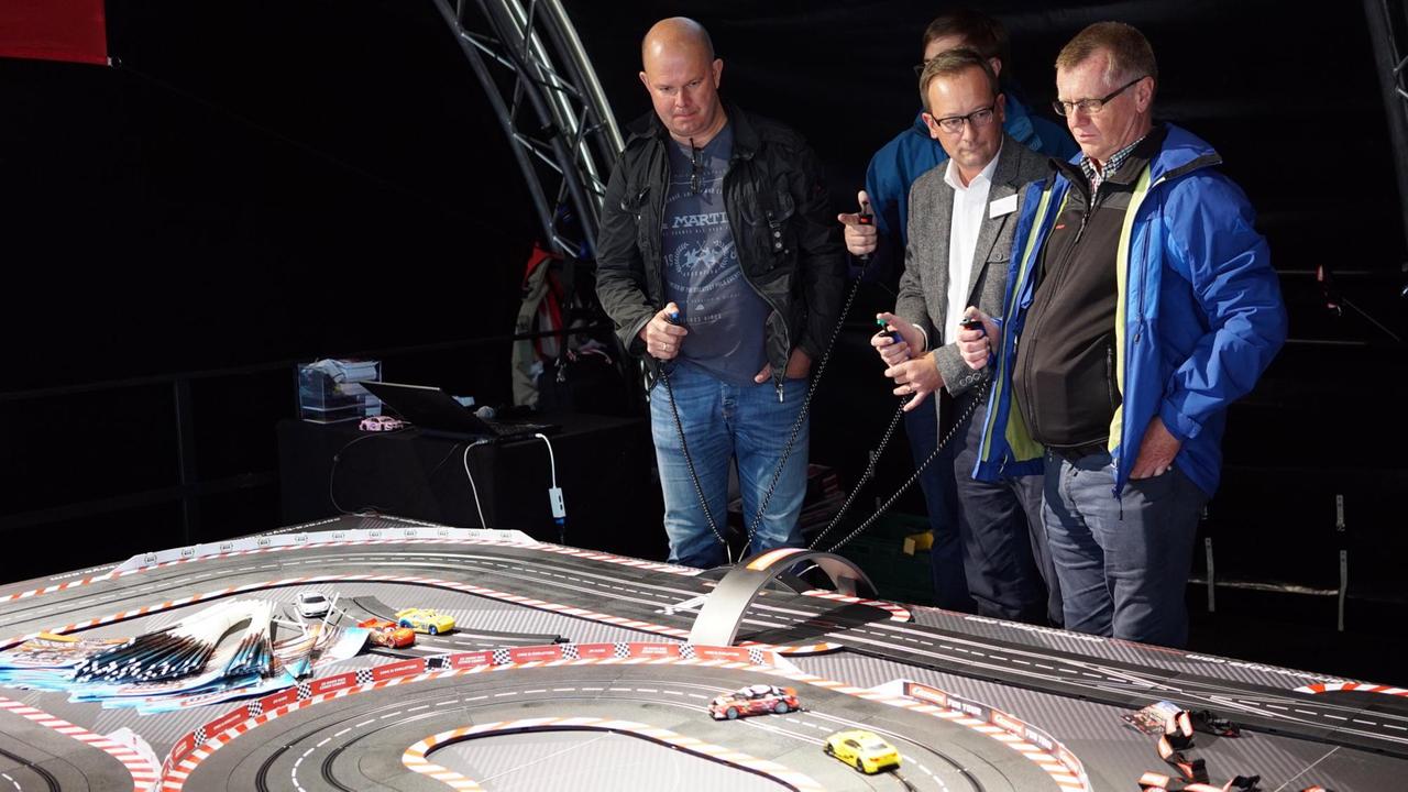 Die IAA bietet vieles für große und kleine Jungs, zum Beispiel eine Carrera-Bahn Die IAA bietet vieles für große und kleine Jungs, zum Beispiel eine Carrera-Bahn
