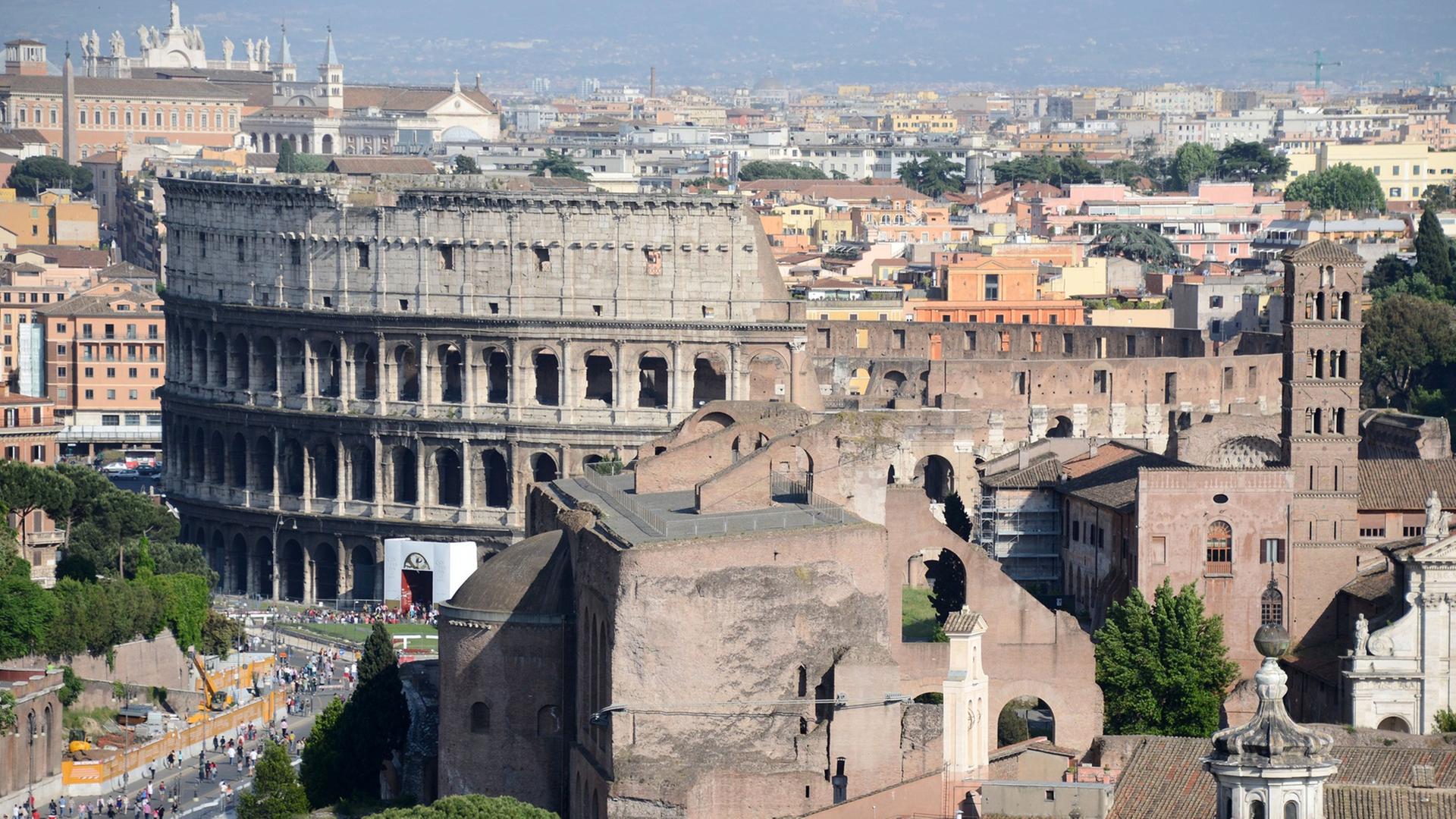Ein Blick auf Rom mit dem Kolosseum Ein Blick auf Rom mit dem Kolosseum