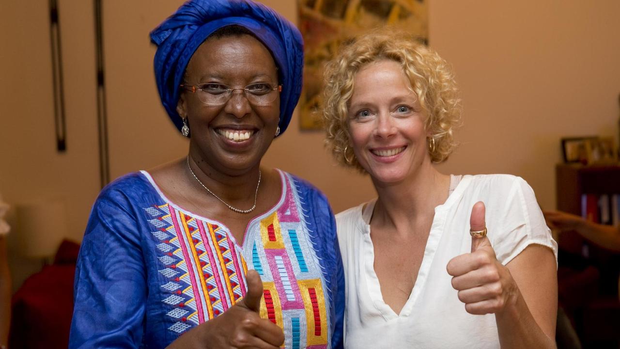  Die Schauspielerin und Unicef-Botschafterin Katja Riemann (r) trifft in Bujumbura Maggy Barankitse, Leiterin der Hilfsorganisation Maison Shalom. 