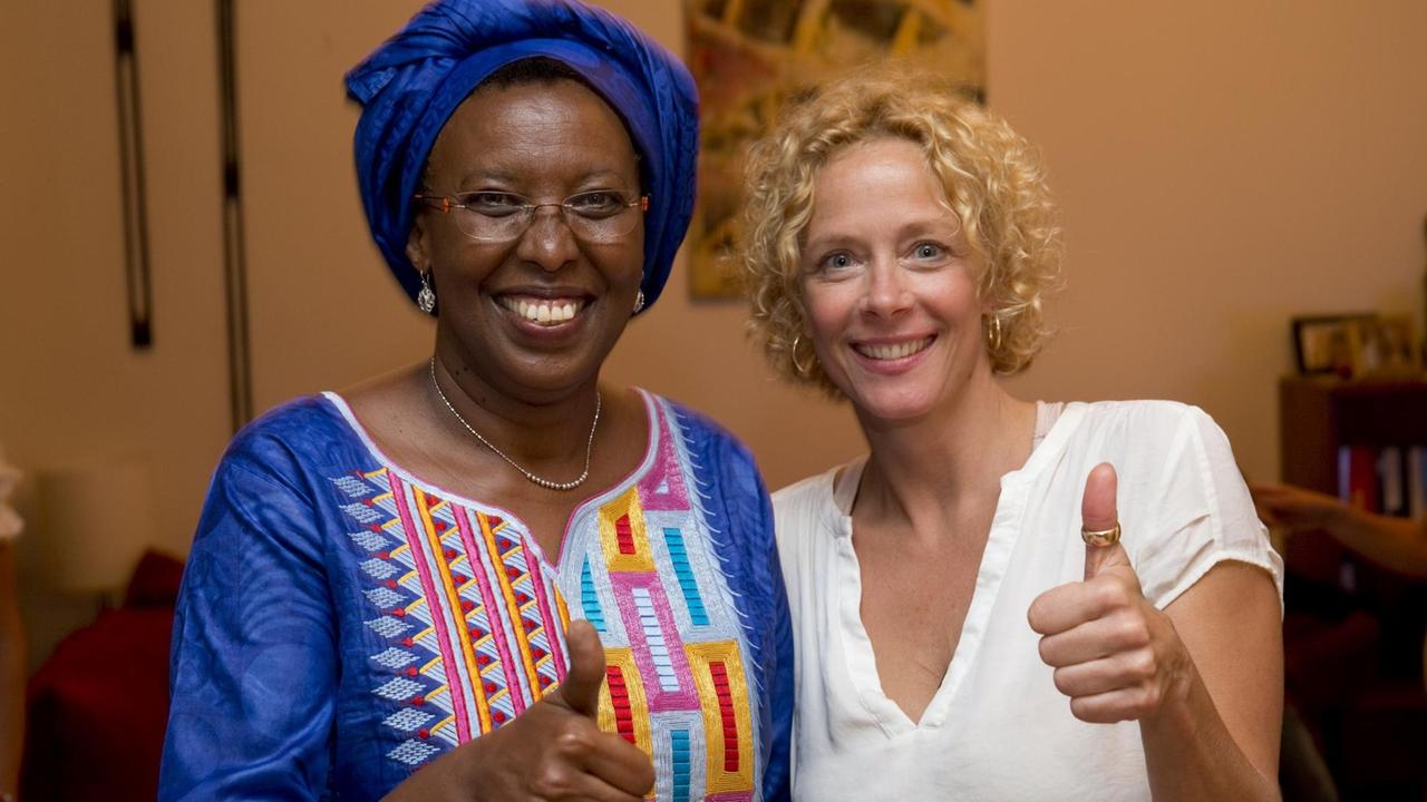 Die Schauspielerin und Unicef-Botschafterin Katja Riemann (r) trifft in Bujumbura Maggy Barankitse, Leiterin der Hilfsorganisation Maison Shalom. Die Schauspielerin und Unicef-Botschafterin Katja Riemann (r) trifft in Bujumbura Maggy Barankitse, Leiterin der Hilfsorganisation Maison Shalom.