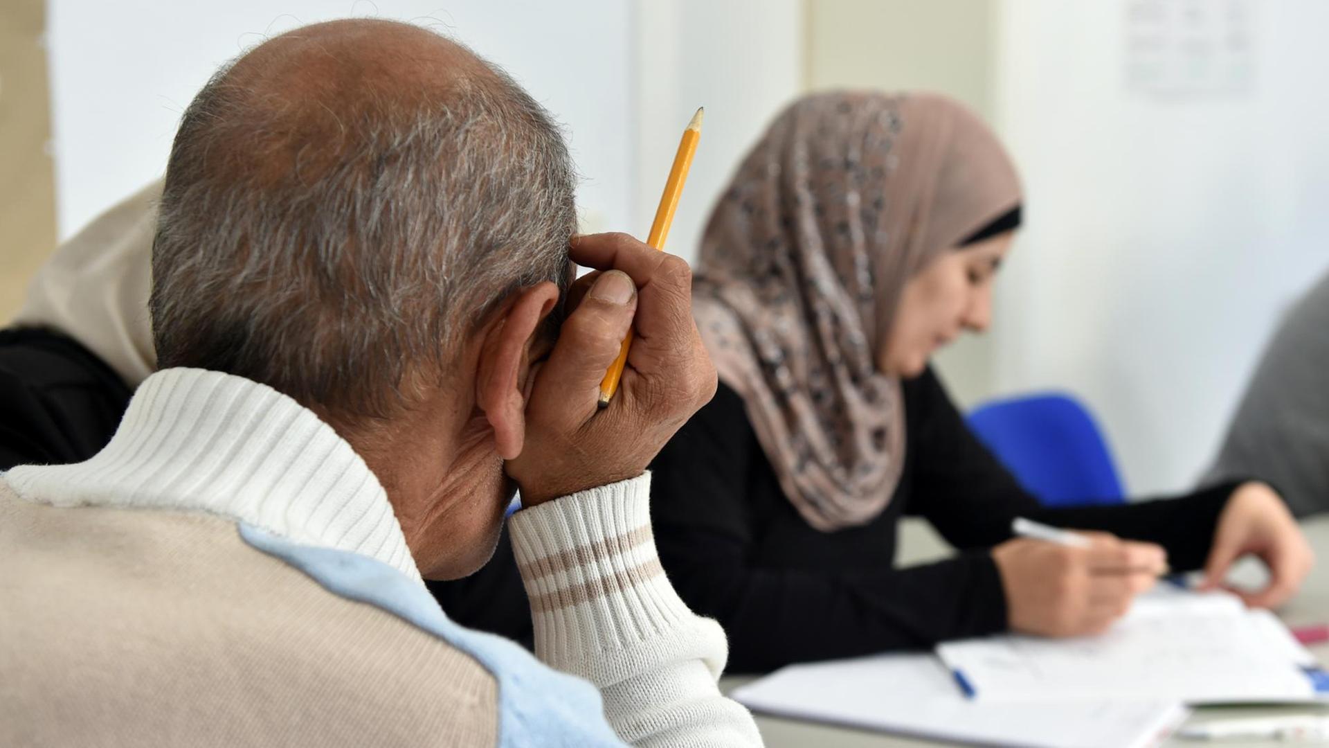 Zuwanderer aus verschiedenen Ländern nehmen in Berlin an einem "Integrationskurs Deutsch" teil. Zuwanderer aus verschiedenen Ländern nehmen in Berlin an einem "Integrationskurs Deutsch" teil.