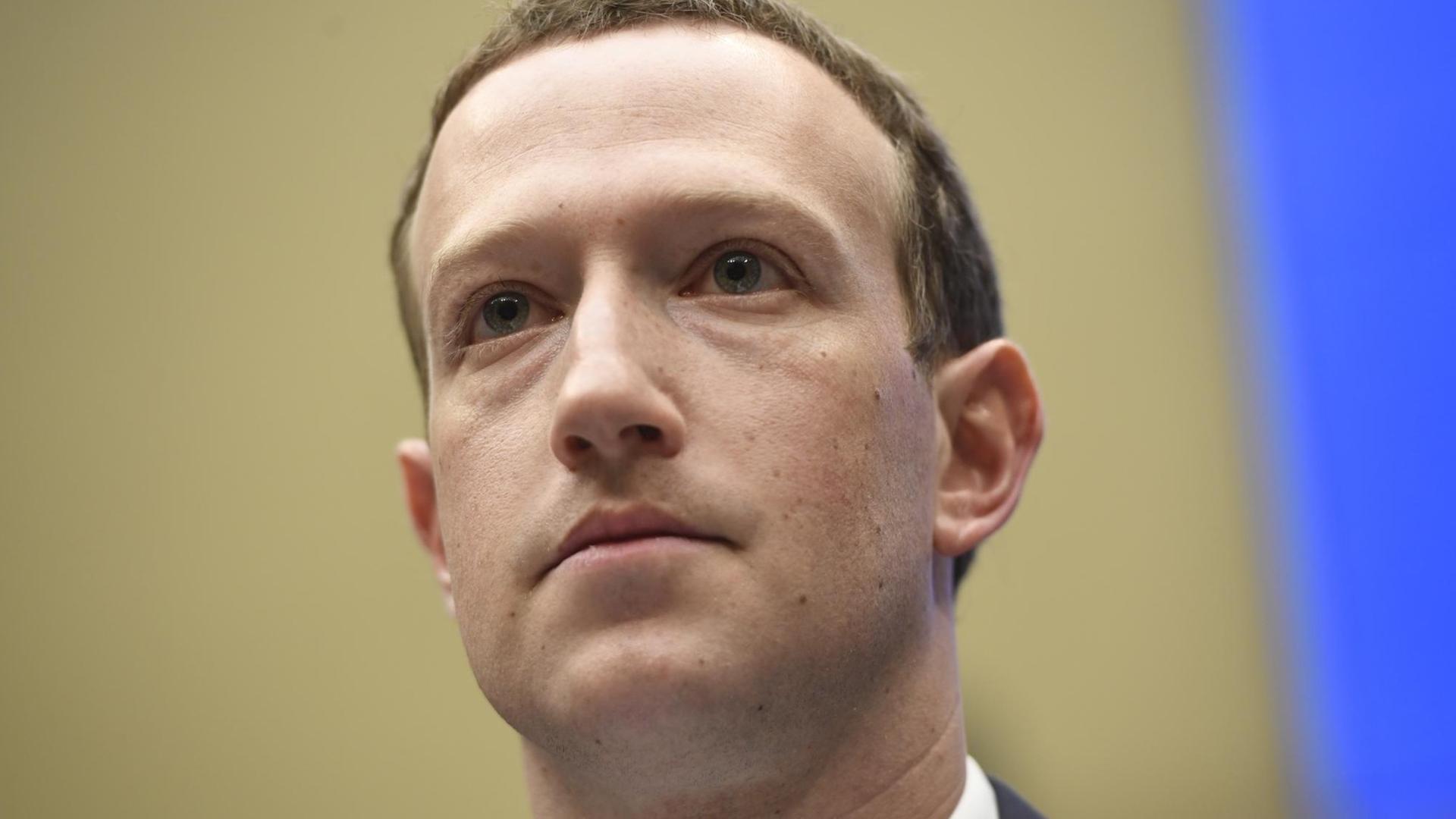 Facebook-Chef Mark Zuckerberg mit ernstem Gesichtsausdruck bei seiner Anhörung vor dem US-Kongress im Mai 2018. Facebook-Chef Mark Zuckerberg mit ernstem Gesichtsausdruck bei seiner Anhörung vor dem US-Kongress im Mai 2018.