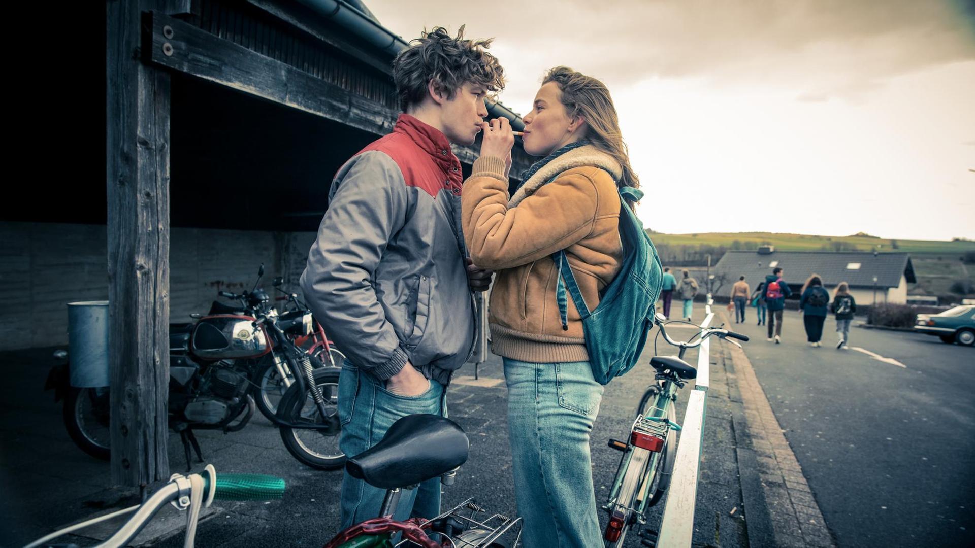 Die Schauspieler Damian Hardung und Luna Wedler rauchen in einer Filmszene gemeinsam. Die Schauspieler Damian Hardung und Luna Wedler rauchen in einer Filmszene gemeinsam.