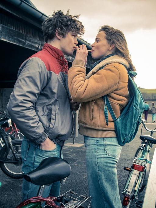 Die Schauspieler Damian Hardung und Luna Wedler rauchen in einer Filmszene gemeinsam.
