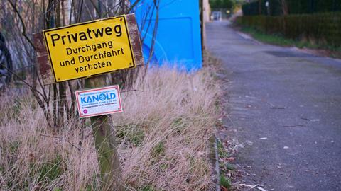 Ein Schild markiert einen Privatweg, der zum Grundstueck und zum Wohnhaus eines Anliegers führt im Bezirk Steglitz-Zehlendorf.