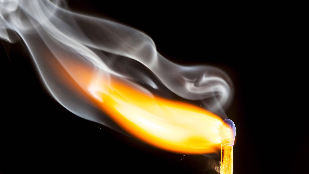 Ein Streichholz brennt, kleine Nebelschwaden umgeben die Flamme. Ein Streichholz brennt, kleine Nebelschwaden umgeben die Flamme.
