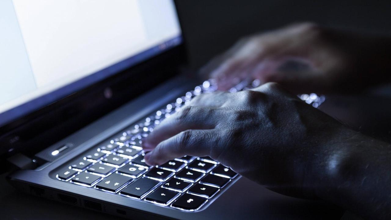 Hände tippen auf einer Computertastatur. Hände tippen auf einer Computertastatur.
