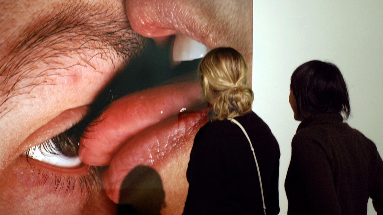 Zwei Besucherinnen in der Austellung "Into Me / Out of Me" im "Kunst-Werke - KW Institute for Contemporary Art"