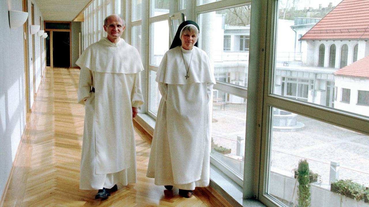 Pater Gerfried von der Dominikaner-Provinz Teutonia und Schwester Magdalena von der Deutschen Provinz der Dominikanerinnen von Bethanien in ihrem neuen gemeinsamen Kloster St. Albert in Leipzig.