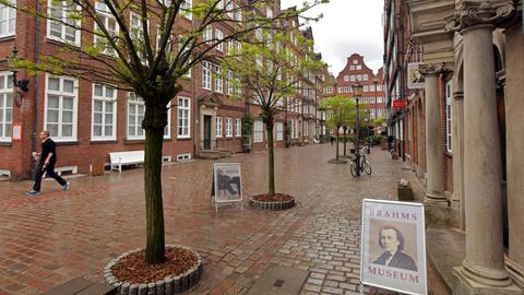Die Peterstraße in Hamburg soll eine Komponistenmeile werden. Immerhin haben hier Brahms, Mendelssohn-Bartholdy, Telemann, Bach, Mahler und Ligeti gewohnt bzw. gewirkt.