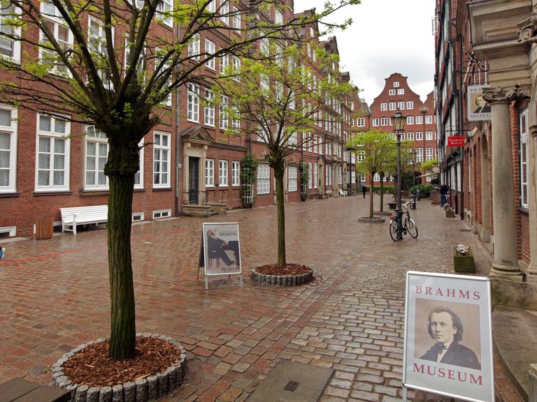 Die Peterstraße in Hamburg mit rekonstruierten barocken Backsteinhäusern soll eine Komponistenmeile werden. Immerhin haben hier Brahms, Mendelssohn-Bartholdy, Telemann, Bach, Mahler und Ligeti gewohnt bzw. gewirkt.