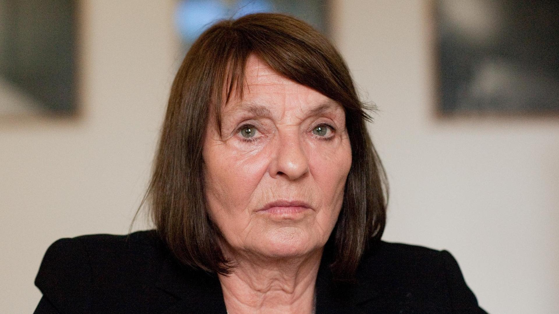 Die Schriftstellerin Monika Maron sitzt am 24. Mai 2016 in Berlin während eines Interviews. Sie trägt schwarz.