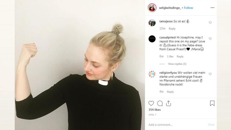 Instagram-Post von Josephine Teske (Seligkeitsdinge_): Sie trägt ihre Soutane und schaut auf ihren Bizeps. Instagram-Post von Josephine Teske (Seligkeitsdinge_): Sie trägt ihre Soutane und schaut auf ihren Bizeps.